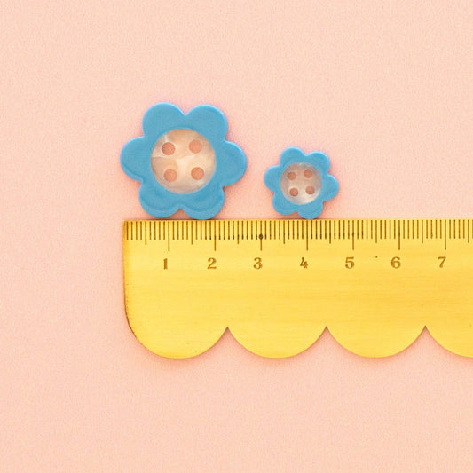 Notions: Sarah Hearts Blue Daisy Small 5/8" Buttons-1 Pack ( 10 Buttons)