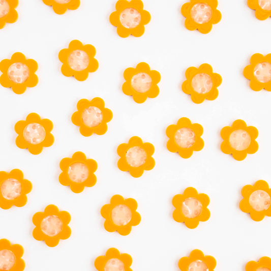 Notions: Sarah Hearts: Yellow Daisy Large 1" Buttons(6) -1pack