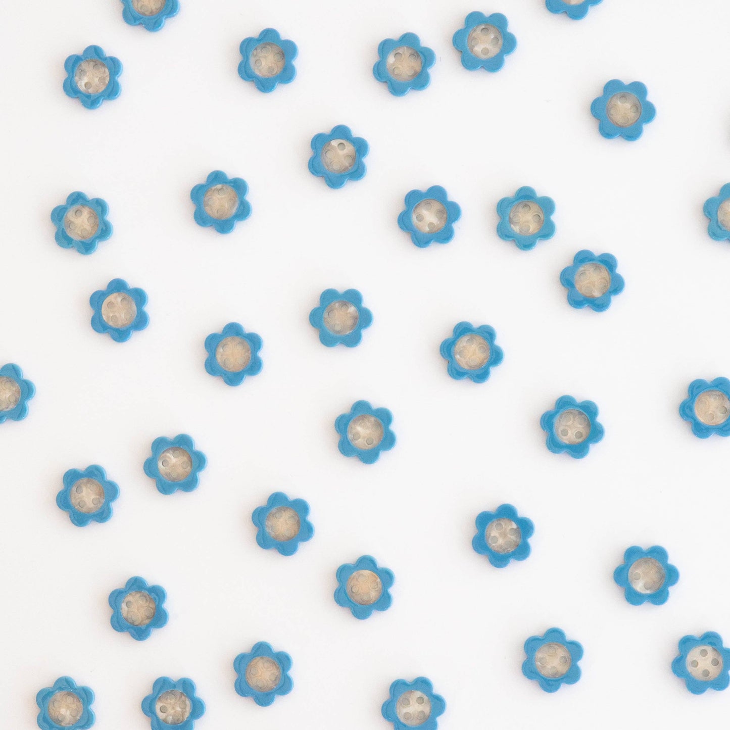 Notions: Sarah Hearts Blue Daisy Small 5/8" Buttons-1 Pack ( 10 Buttons)