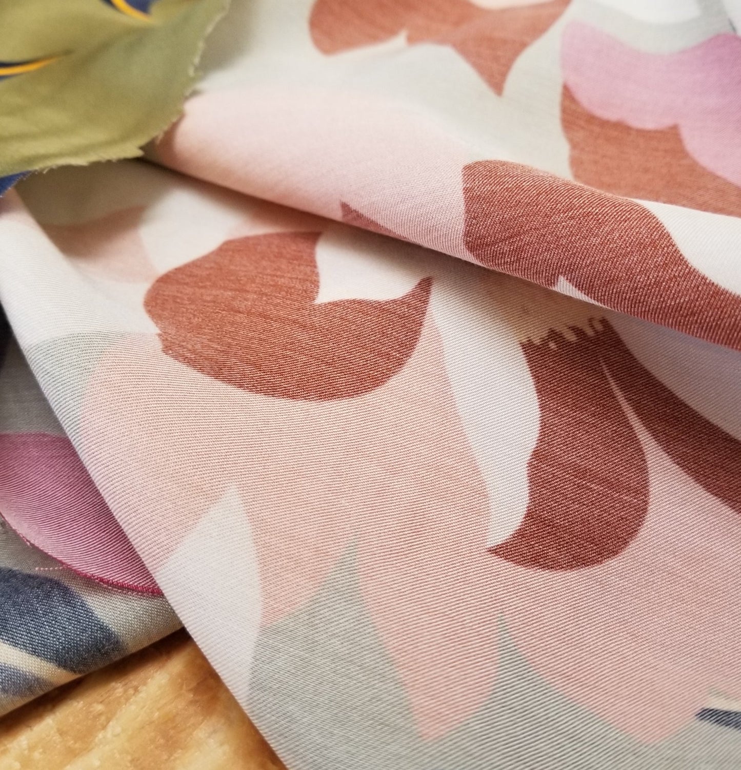 LA FINCH 5 yard precut: 5 yards of Designer Deadstock Italian Largescale Floral Viscose Charmeuse Woven