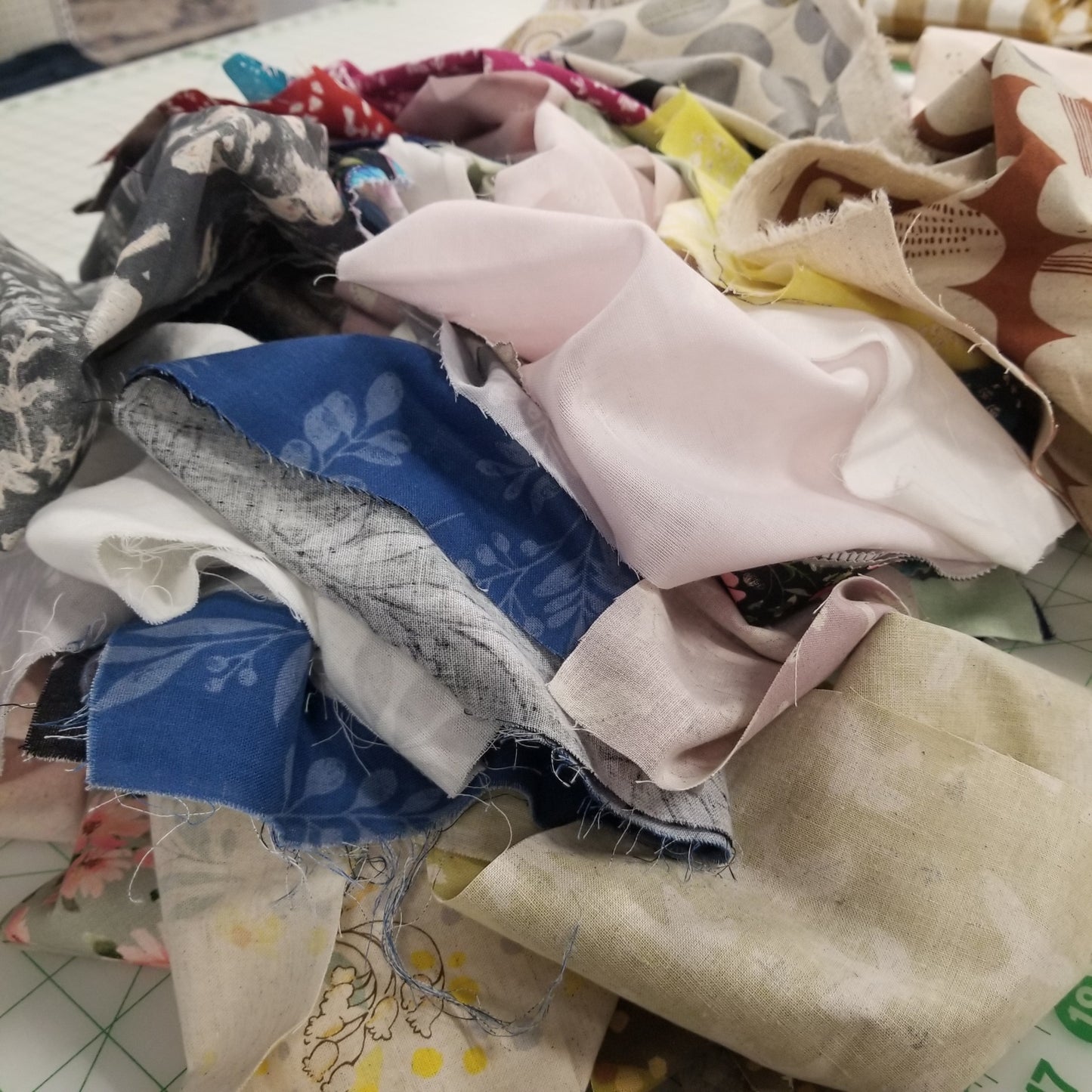 LA FINCH Mystery Scrap Pack 1lb- Cotton and Cotton Linen Woven Prints- assorted Pack
