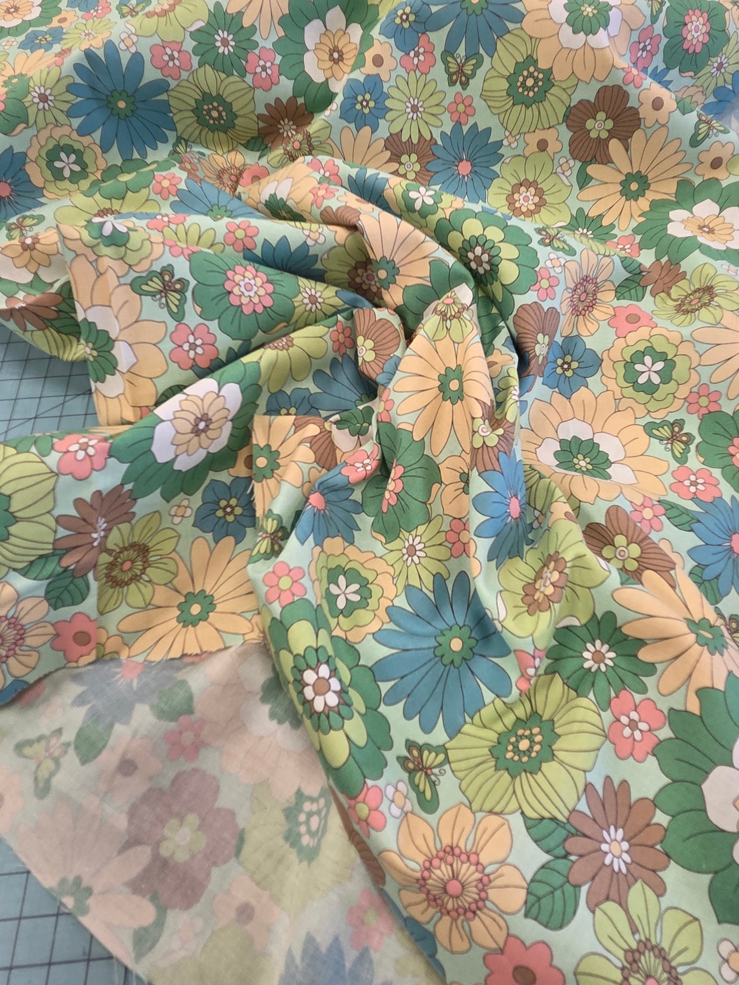 Japan Import Fabric : 70's Pop Art Green Flowers Cosmo Un/No Cotton Woven-by the yard