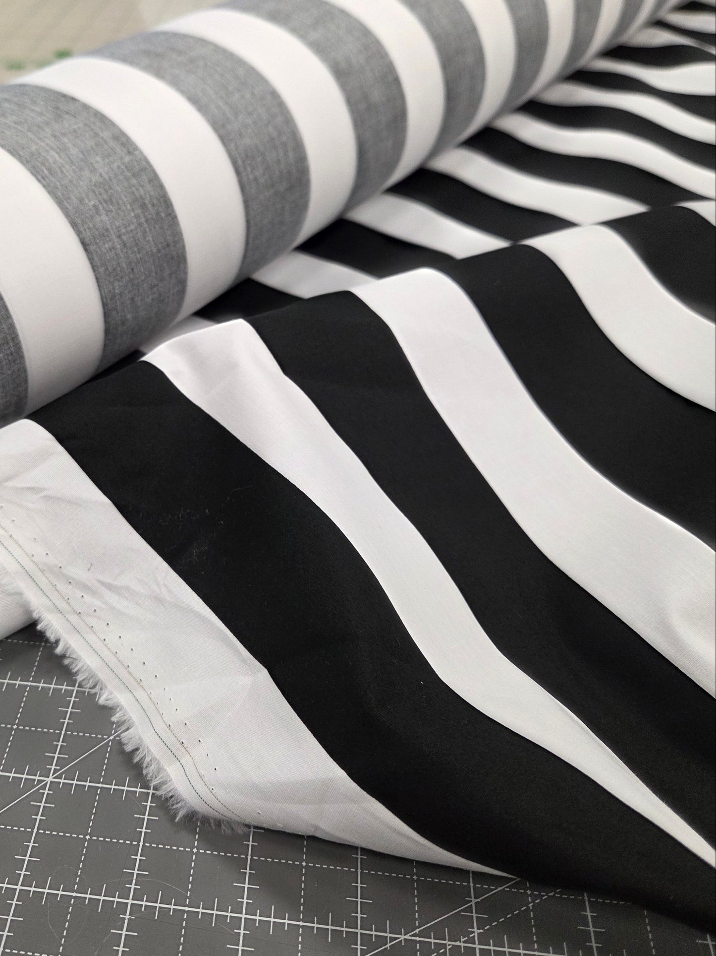 black and white vertical stripe cotton spandex poplin shirting woven.