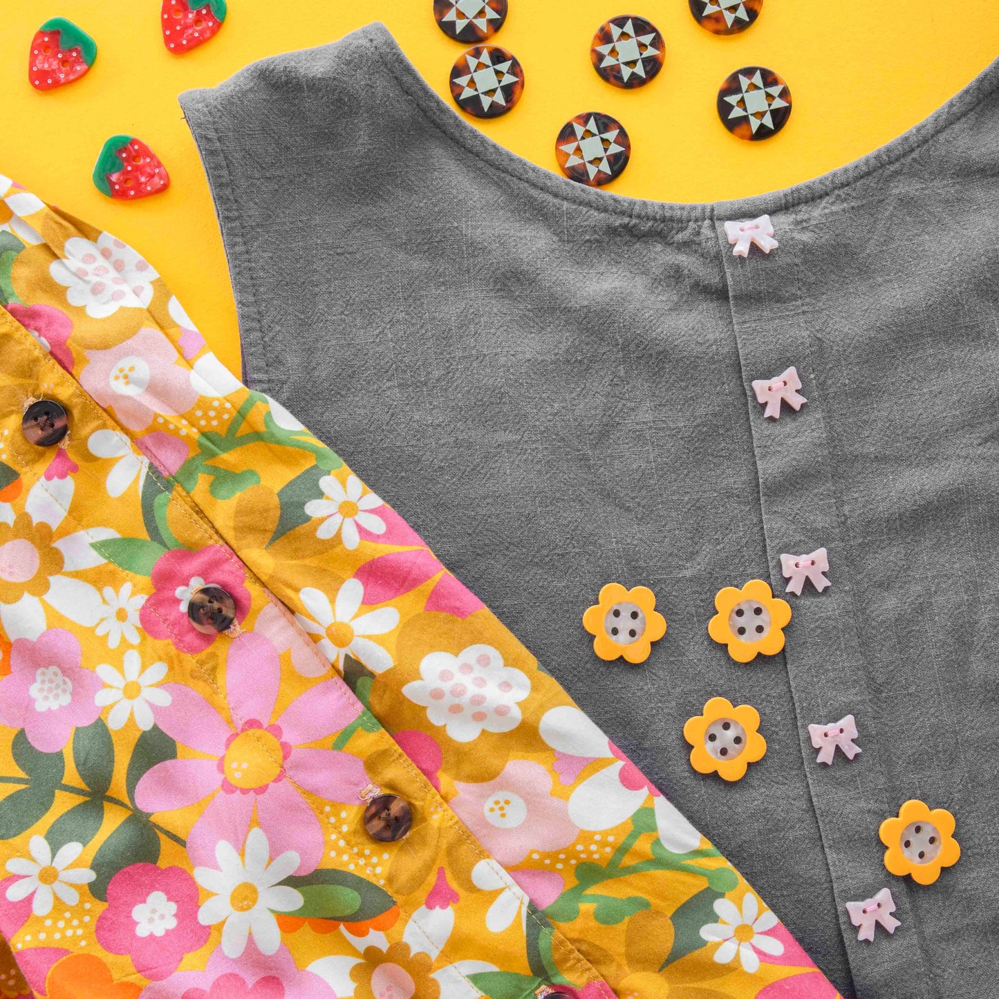 Notions: Sarah Hearts: Yellow Daisy Large 1" Buttons(6) -1pack