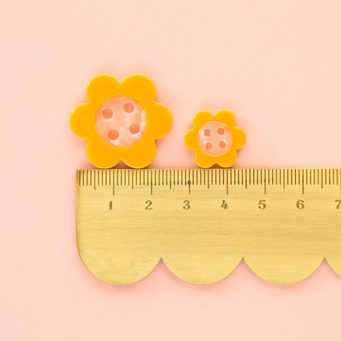 Notions: Sarah Hearts: Yellow Daisy Large 1" Buttons(6) -1pack