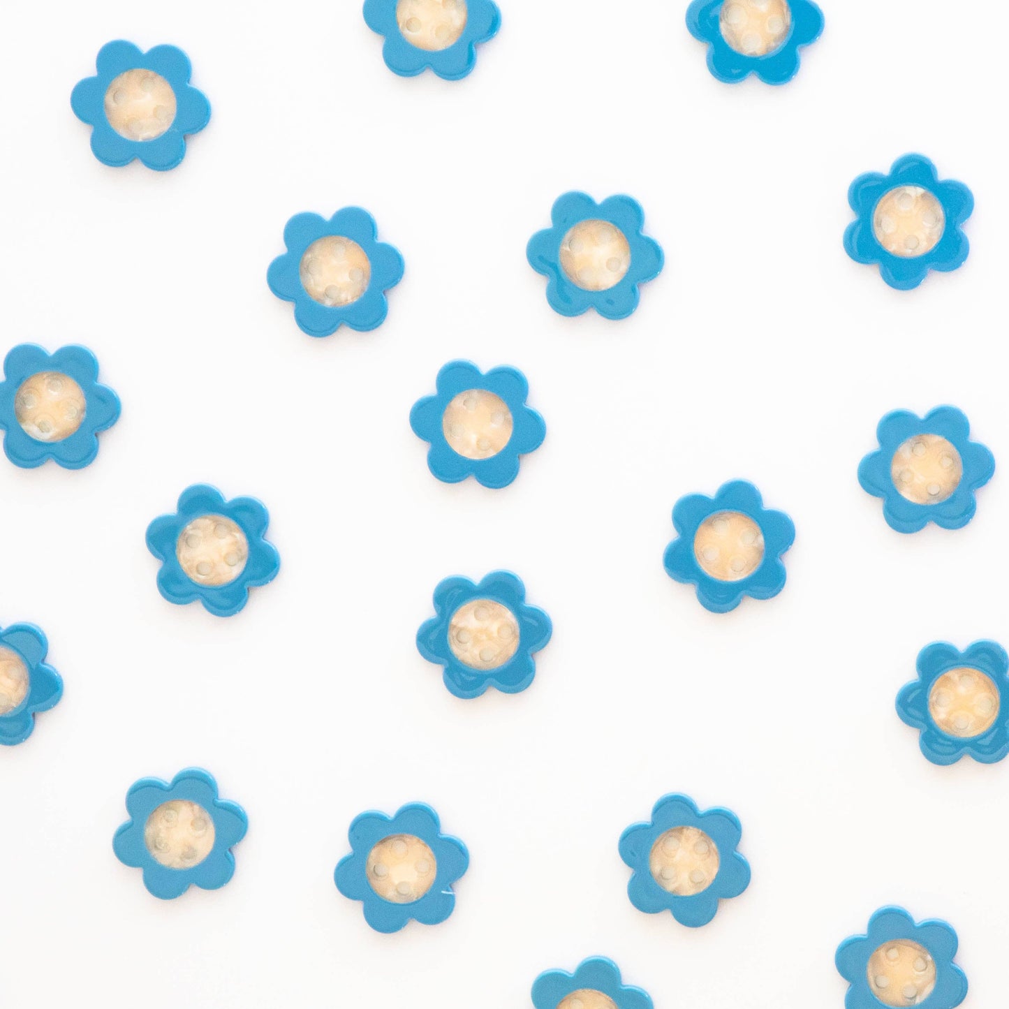Notions: Sarah Hearts Blue Daisy Large 1" Buttons- 1 Pack ( 6 Buttons)