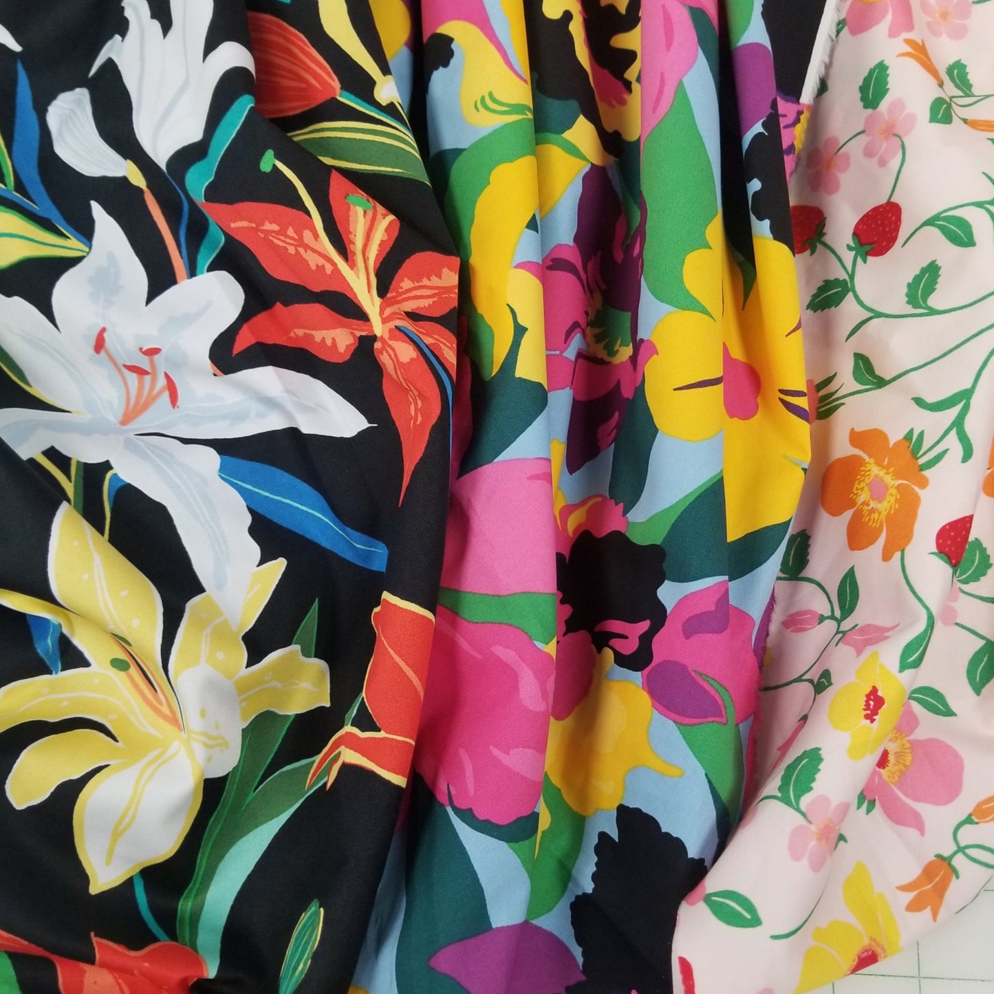 End of bolt: 3.5 yards of Designer Europe Deadstock Cotton Spandex Resortwear Floral Lilies Poplin Woven- remnant